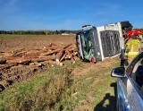 Samochód ciężarowy z drewnem przewrócił się do rowu na drodze powiatowej w miejscowości Wejdo