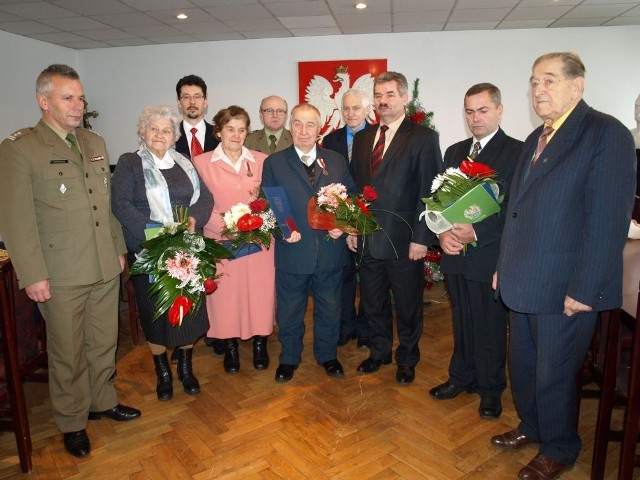 Do pamiątkowej fotki z odznaczonymi stanęli między innymi: starosta przeworski Zbigniew Kiszka, komendant Wojskowej Komendy Uzupełnień w Jarosławiu ppłk Marian Wardęga, kpt. Ireneusz Byczuk i Kazimierz Kocik z  WKU Jarosław, a także Julian Kamycki, prezes Przeworskiego Zarządu Koła Miejsko-Gminnego Związku Kombatantów RP i Byłych Więźniów Politycznych.