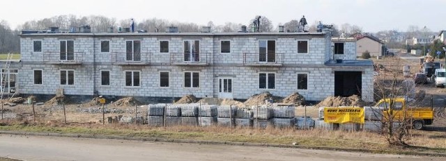 Poznańska Alga chce postawić łącznie pięć piętrowych bloków. W każdym będzie po 12 różnej wielkości mieszkań, od 42 do 55 mkw., szykowane też są tarasy, liczące nawet 25 mkw. Oczywiście tylko dla rodzin mieszkających na piętrach. 
