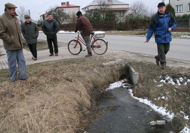 Zdaniem mieszkańców ulicy Ługowej winny podtapiania ich domów jest kolektor burzowy i wadliwie zlokalizowane studzienki, które zbierają tylko wodę z drogi, a nie zbierają wody z posesji.