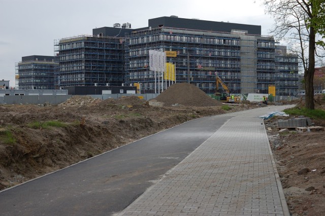 Na terenie po dawnym Wzgórzu Mikołajskim powstaje nowy kompleks biurowców Business Garden Wrocław. Przebudowywana jest także infrastruktura drogowa wokół