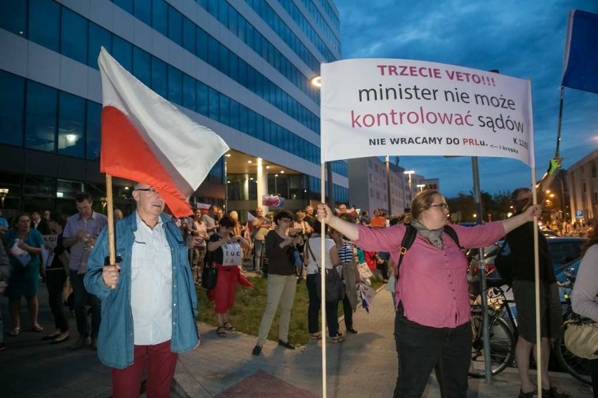 Kraków. Kolejny dzień protestów. Tym razem pod hasłem "Idziemy po trzecie VETO" [ZDJĘCIA]