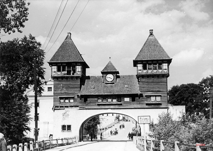 Brama mostowa – przedsionek mostu im. Ignacego Mościckiego w Puławach. Tak prezentowała się w XX wieku. Zobacz archiwalne zdjęcia