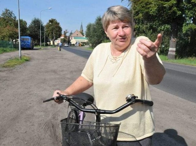 - Gdy kiedyś wieczorem wracałam rowerem do domu na jednej dziurze takiego orła wywinęłam, że hej! - mówi Rozalia Obidzińska spotkana na al. Wielkopolskiej