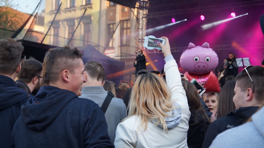 Rybnik oszalał! Dzikie tłumy na koncercie Miuosha i O.S.TR.