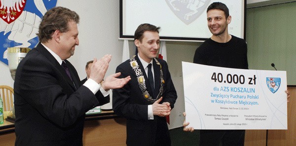 Igor Milicić, kapitan AZS-u odebrał od władz Koszalina symboliczny czek na 40 tys. zł.