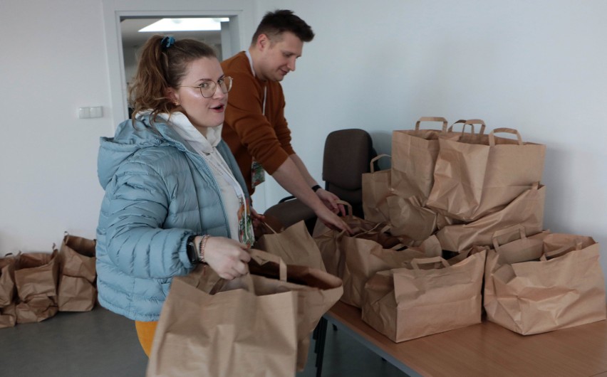 W Grudziądzu wolontariusze rozwożą tysiąc paczek świątecznych potrzebującym seniorom. Zobacz zdjęcia 