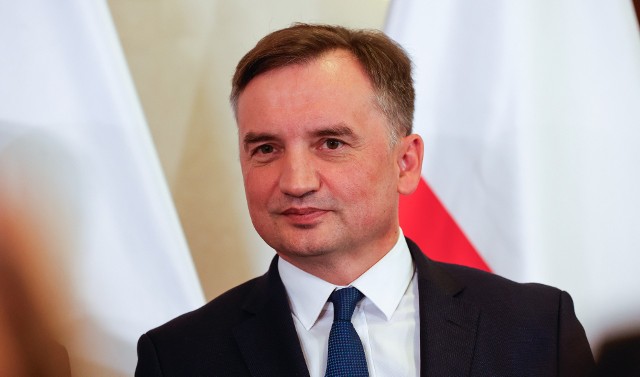 Minister Zbigniew Ziobro wyjaśnia, że śledztwo w sprawie nieprawidłowości przy wydawaniu wiz dotyczy 268 uwzględnionych wniosków o przyspieszenie wydania.