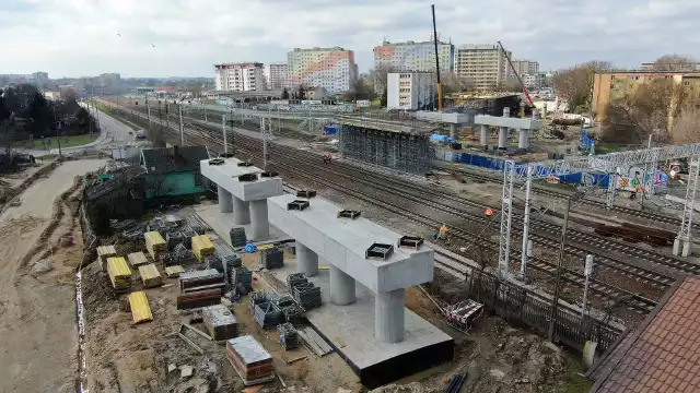 Widać już elementy peronu wyspowego na przystanku kolejowym Radom Wschodni. Więcej na kolejnych zdjęciach.