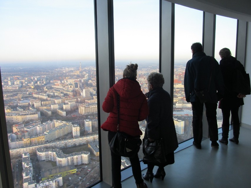 Punkt widokowy na Sky Tower otwarty. Straż: można wpuścić więcej ludzi [ZDJĘCIA]