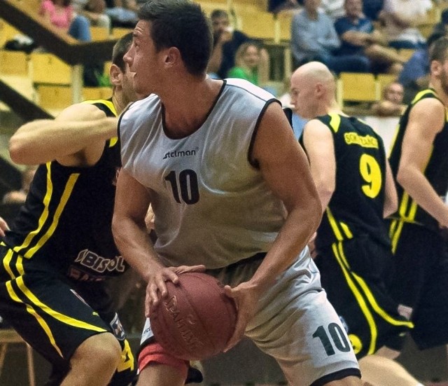 Koszykarze Jeziora Tarnobrzeg (z piłką) Kevin Wysocki przegrali trzeci mecz z rzędu w tym sezonie.