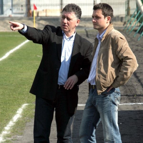 Stanisław Gielarek (z lewej) zrezygnował z prowadzenia piłkarzy tarnobrzeskiej Siarki. Być może jego następcą zostanie, dotychczasowy asystent Michał Szymczak (z prawej).
