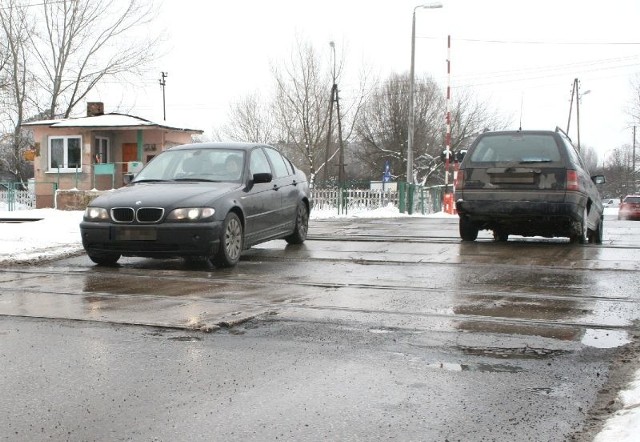 Wyboje na przejeździe kolejowym przy ulicy Młodzianowskiej przyprawiają o złość kierowców.