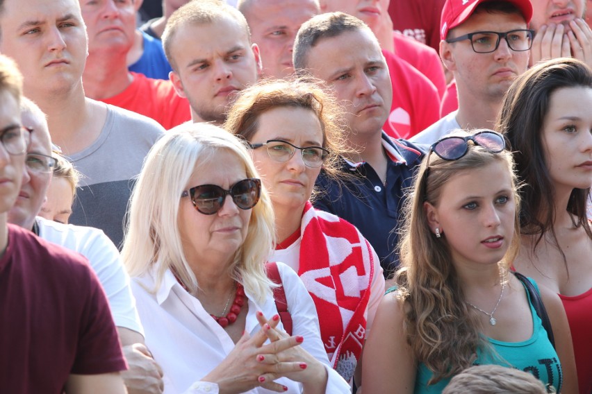 Wojewoda Agata Wojtyszek (z szalikiem)  w tłumie kibiców na...