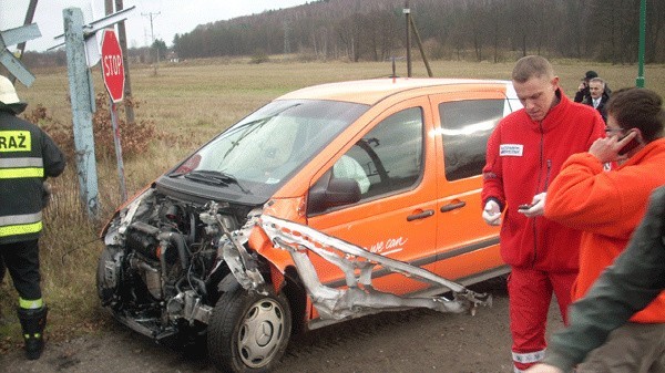 Kierowca mercedesa zagapił się i  wjechał na przejazd kolejowy. Przejeżdżający pociąg zahaczył i oderwał przód samochodu.