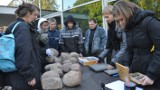 Tłumy chciały dziś sprzedać kamienie i dobrze na tym zarobić (wideo)