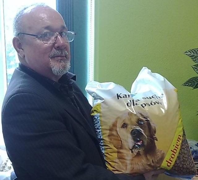 Czytelnicy przynoszą już dary dla zwierząt ze schroniska. W poniedziałek suchą karmę przekazał pan Janusz Mróz.