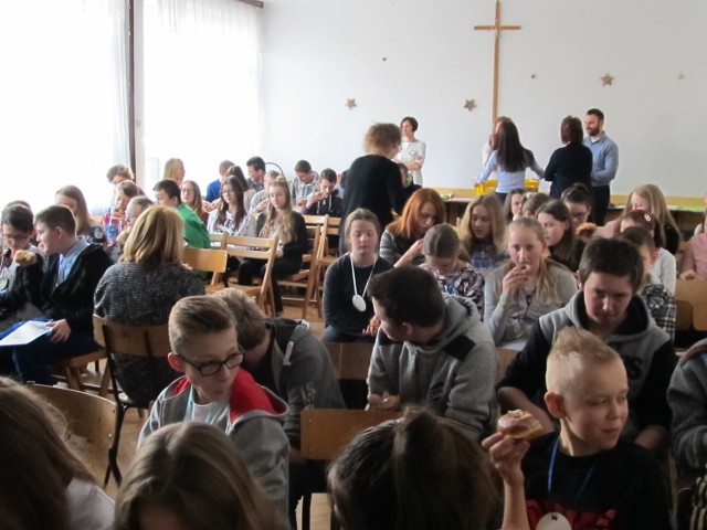 Młodzież z szkoły w Krzelowie i okolicznych szkół podczas spotkania z okazji Dnia Bezpiecznego Internetu