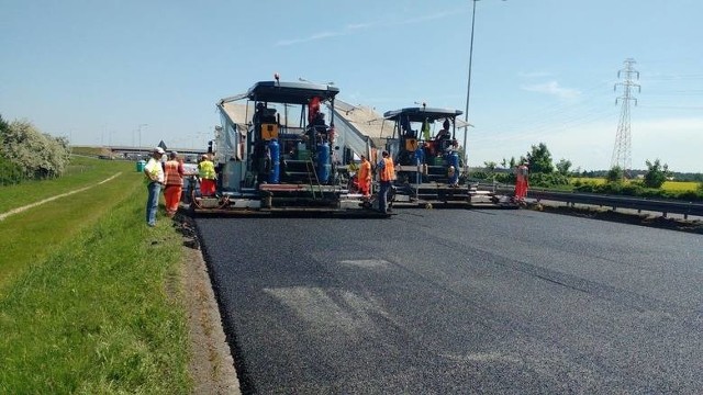 W drugiej połowie lipca ruszą prace remontowe na opolskim odcinku autostrady A4 pomiędzy węzłami Krapkowice i Kędzierzyn-Koźle. - Odnowiona zostanie jezdnia południowa w kierunku Katowic na odcinku ponad siedmiu kilometrów - informuje Agata Andruszewska z opolskiego oddziału Generalnej Dyrekcji Dróg Krajowych i Autostrad. Na szczęście prace będą prowadzone bez konieczności zamykania węzłów i wyznaczania objazdów. Kierowcy i tak muszą się jednak przygotować na utrudnienia, bo remont planowany jest na całej szerokości jezdni południowej (na Katowice) z wyłączeniem na niej ruchu i przełożeniem go na jezdnię północną (na Wrocław). Samochody będą jeździły nitką północną w obu kierunkach.