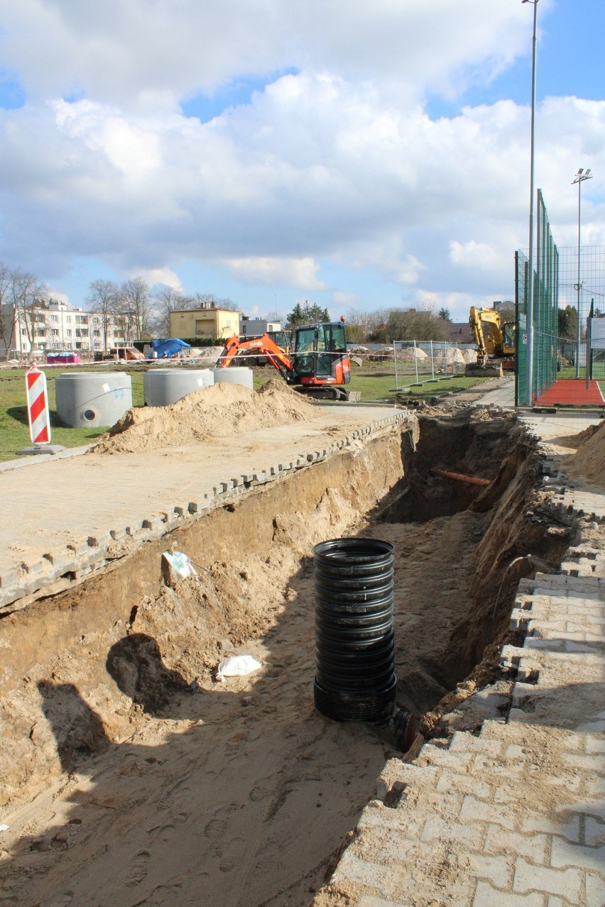 Trwa budowa boiska przy Rubinku w Ostrowi Mazowieckiej. Przy ZS nr 1 powstanie boisko wielofunkcyjne