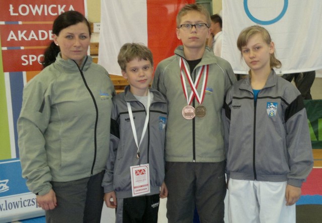 Trener Wioletta Walerowicz ze swoimi zawodnikami: od lewej- Jakub Pater, Paweł Pastuszka i Olga Jedlikowska.