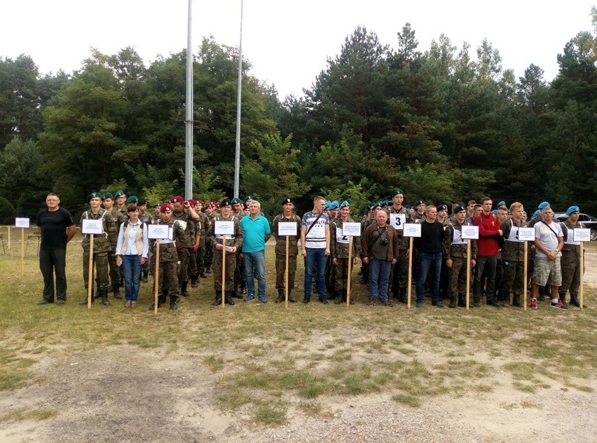 Uczniowie z klasy mundurowej ze Skarżyska najlepsi w województwie. Pojadą do Żagania (ZDJĘCIA)