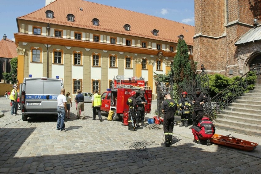 Wrocław: Mężczyzna spadł z rusztowania kościoła św. Krzyża. Nie żyje (ZDJĘCIA)