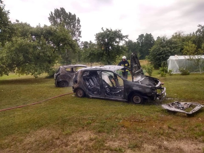 Kalinówka-Basie. Pożar garażu. Spłonęły trzy auta (zdjęcia)