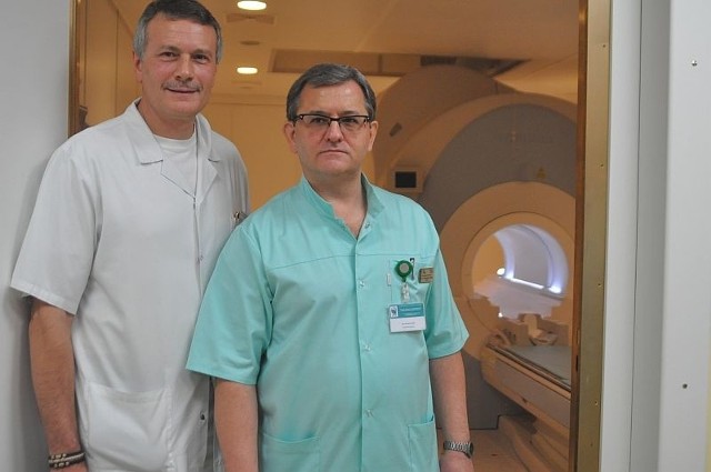 Dyrektor szpitala Wojciech Przybylski i doktor Ireneusz Fatek prezentowali gościom najnowszą szpitalną pracownię