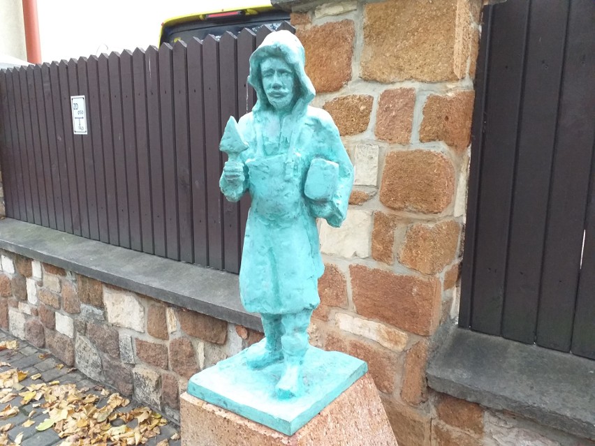 Małe rzeźby gwarków wywołują olbrzymie emocje wśród mieszkańców Olkusza