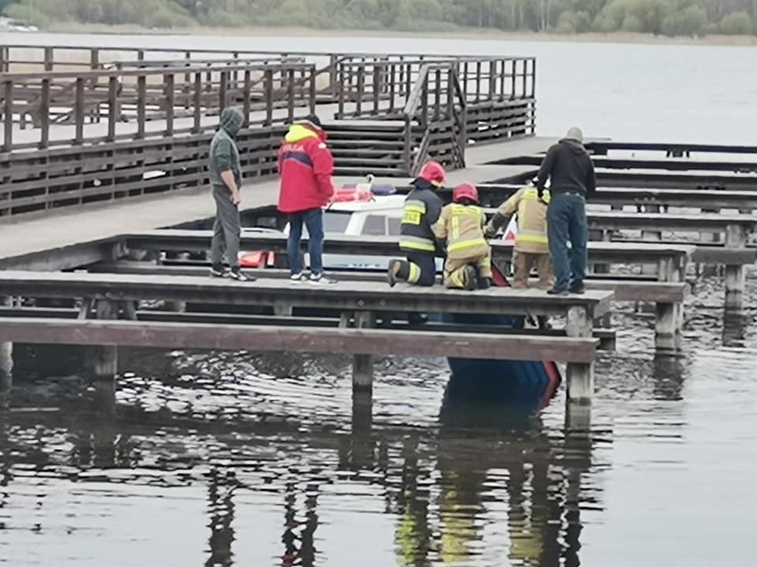 Zalew Siemianówka. Policjanci ruszyli na pomoc mężczyźnie, który wypadł z łódki