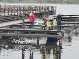 Zalew Siemianówka. Policjanci ruszyli na pomoc mężczyźnie, który wypadł z łódki