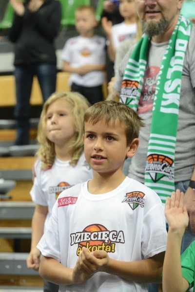 Dziecięca ekorta podczas niedzielnego meczu Stelmet Zielona...