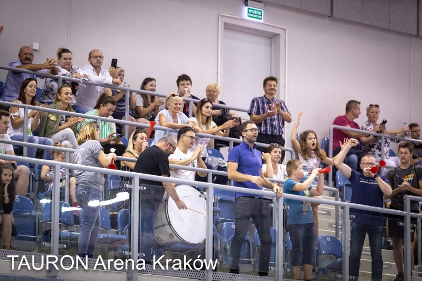 Siatkówka. Drużyny z Krakowa i Starego Sącza na podium w Międzynarodowym Turnieju Wawelskiego Smoka. Młodziczki Gimnazjum 46 były najlepsze