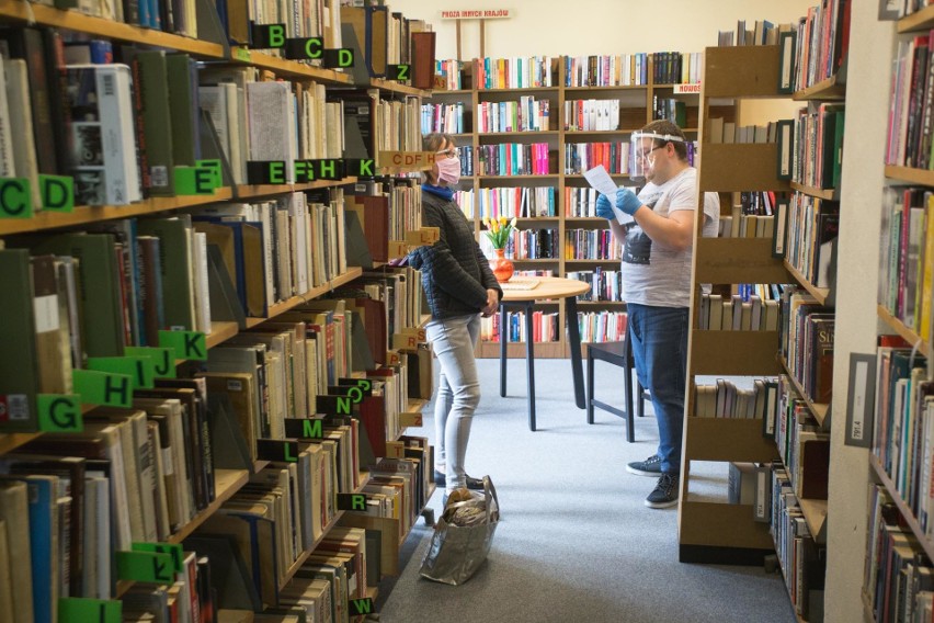 Biblioteki w Słupsku otwarte od dwóch dni a już padają rekordy w liczbie odwiedzających i wypożyczeniach