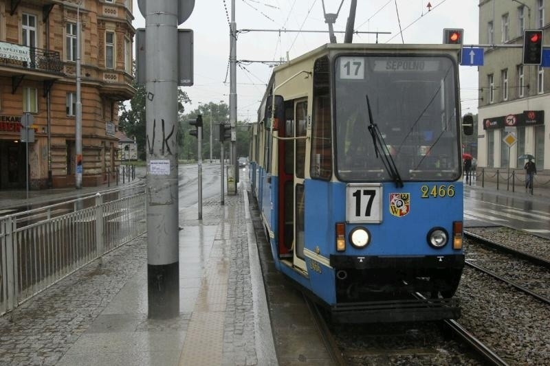 Wrocław: Wypadek na Sienkiewicza. Tramwaj potrącił pieszego (ZDJĘCIA)