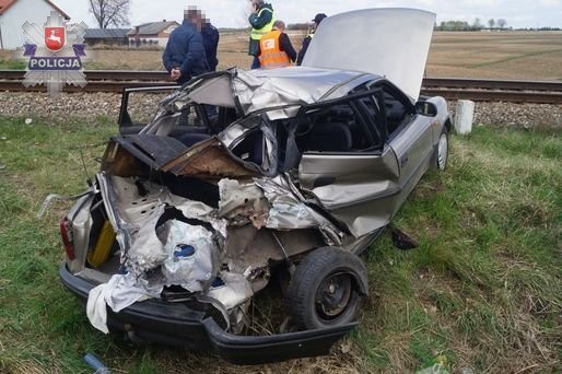 Wypadek na niestrzeżonym przejeździe kolejowym w Krężnicy Jarej
