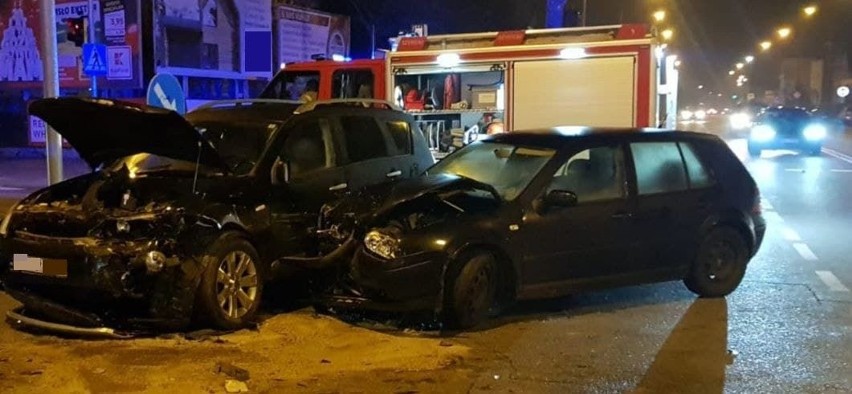 Wypadek w centrum Ostrołęki. Na skrzyżowaniu ulic Bogusławskiego i Piłsudskiego zderzyły się dwa auta. Zdjęcia