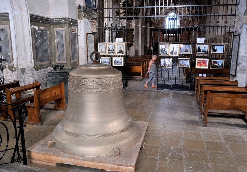 Gdańsk: Na wieżę kościoła św. Katarzyny wciągnięto ostatni z dzwonów carillonu [ZDJĘCIA]