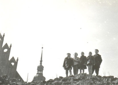 Zdjęcie z 1957 roku. Od lewej stoją: Jola Cudiło,Tomek Najder, Elżunia Malinowska, Iwonka Jacniacka, Zbyszek Cudiło.