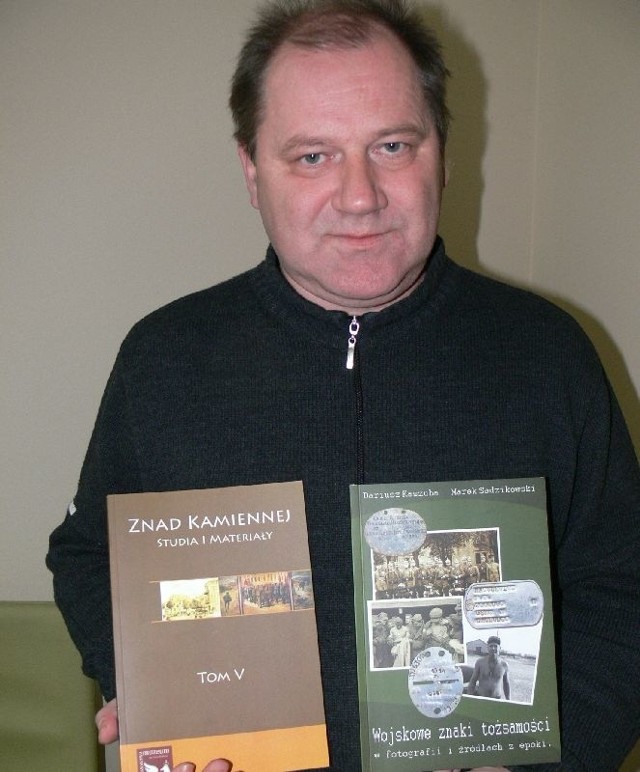 Tadeusz Sikora z Muzeum Orła Białego prezentuje najnowsze wydawnictwa historyczne.