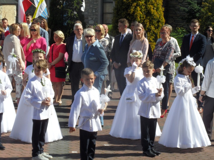 Pierwsza komunia święta w parafii Nawiedzenia NMP w...