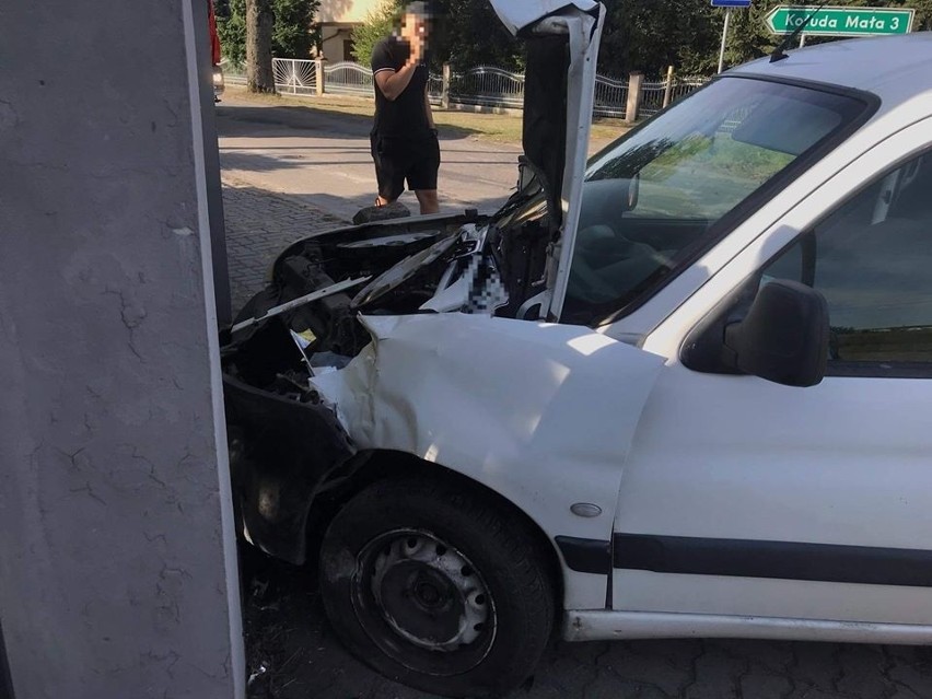 W Janikowie zderzyły się dwa pojazdy - skoda oraz peugeot