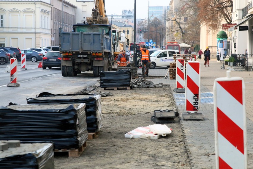 Zmiany na Krakowskim Przedmieściu: więcej drzew – mniej miejsc do parkowania samochodów