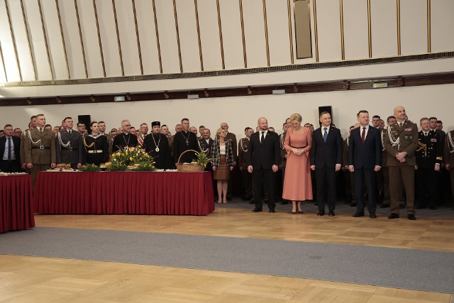 Prezydent Andrzej Duda wraz z małżonką Agatą Kornhauser-Dudą wzięli w czwartek udział w wielkanocnym spotkaniu z żołnierzami Wojska Polskiego w Warszawie.