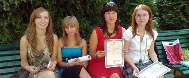 Maturzyści odebrali dziś wyniki egzaminów. Na zdj. szczęśliwe absolwentki VI LO w Rzeszowie.