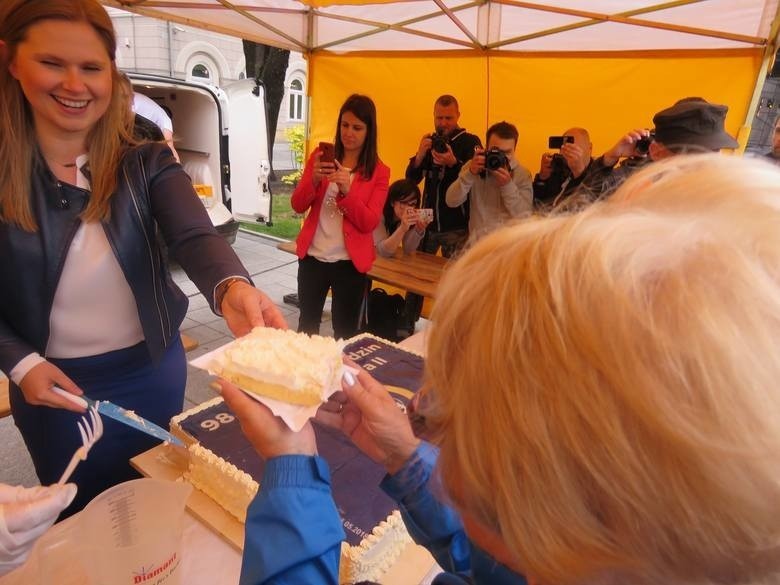 Maj 2018. Uroczyste krojenie "papieskiego tortu" w...