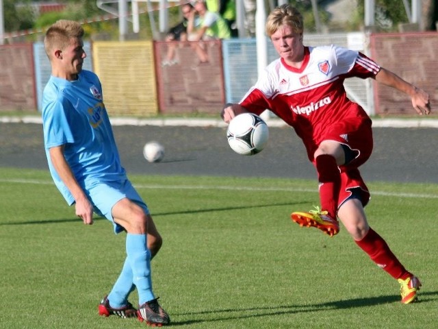 Najmłodszy zawodnik w ekipie niebiesko-czerwonych Kacper Krawul (przy piłce).