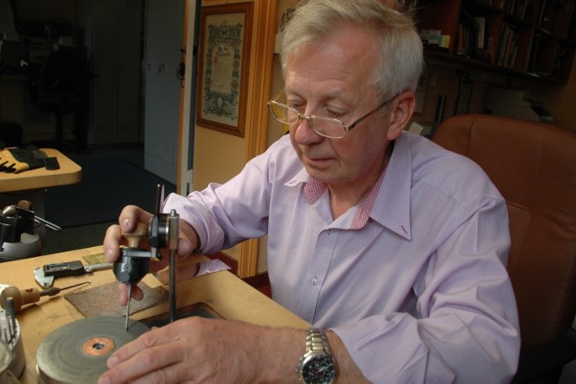 Robert Kaźmierczak zajmuje się złotnictwem od prawie 30 lat