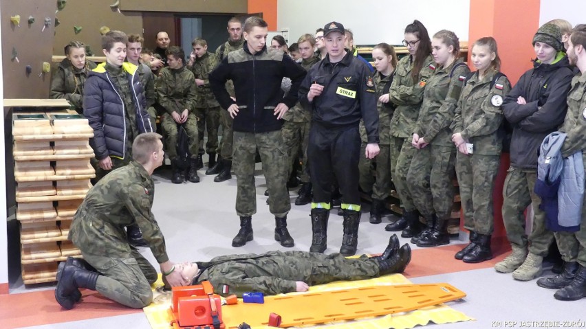 Strażacy z Jastrzębia szkolili 200 uczniów klas mundurowych